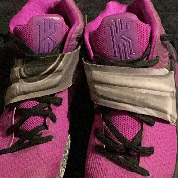 Men’s size 10 Nike Kyrie Basketball Shoes - Picture 2 of 16